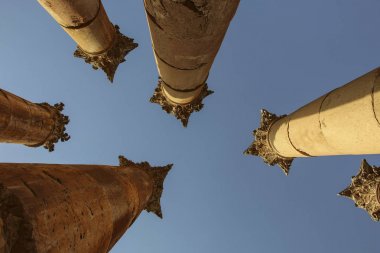 Antik Ro mavi gökyüzünde karşı sütunları Artemis Tapınağı