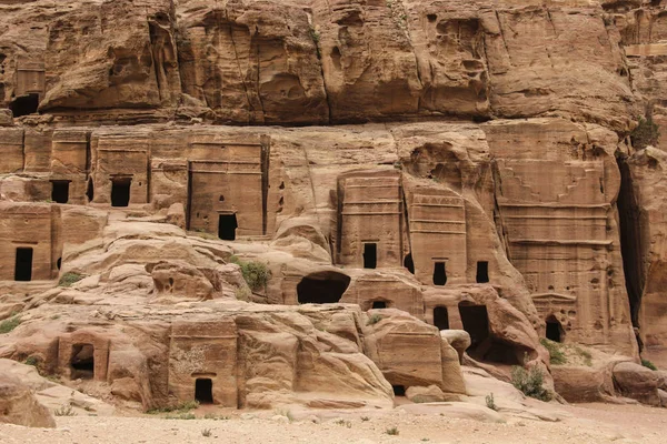 Moradias em cavernas na antiga cidade de Petra, Rose City, Jordânia — Fotografia de Stock