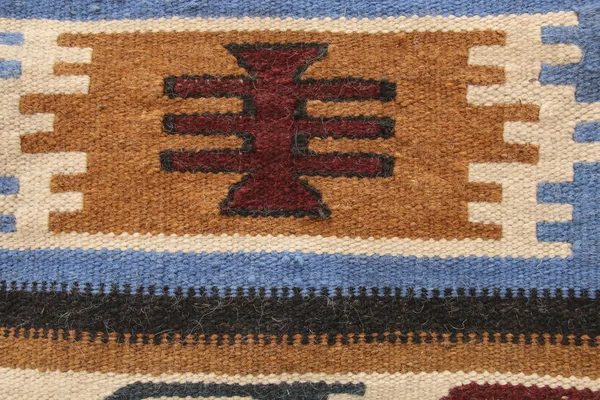 Tapete antigo tradicional da Jordânia com um padrão geométrico azul, whi — Fotografia de Stock