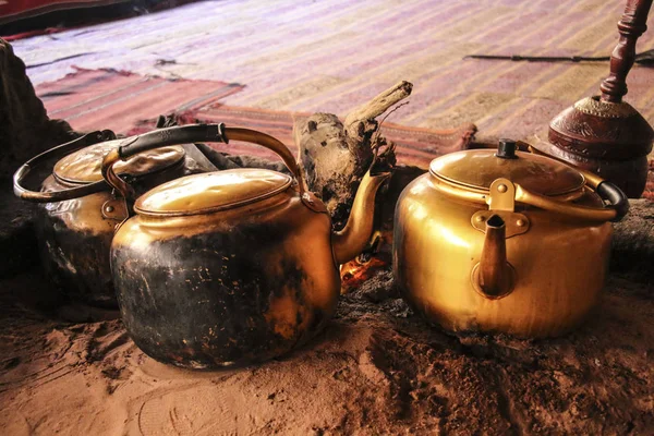 Traditional way of cooking Bedouin tea on an open fire in a dese — Stock Photo, Image