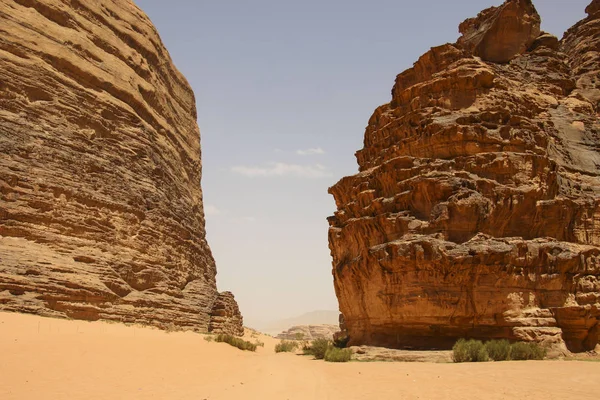 Montanhas vermelhas do desfiladeiro do deserto de Wadi Rum na Jordânia. Wadi R — Fotografia de Stock