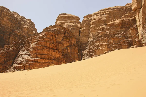 Montañas rojas del cañón del desierto de Wadi Rum en Jordania. Wadi R — Foto de Stock