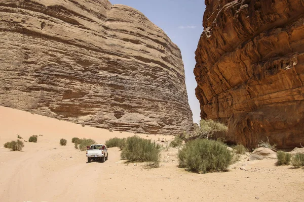 Safari için arazi aracı kırmızı dağlarında rides 
