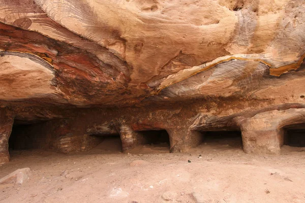 무덤과 동굴의 많은 놀라운 무지개 색 구 렁의 하나 — 스톡 사진