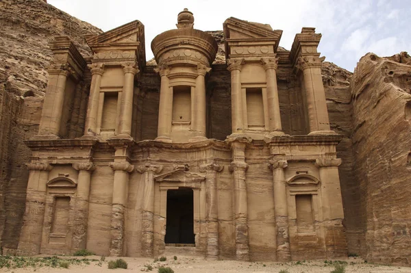 Ad Deir dans l'ancienne ville de Petra, en Jordanie. Ad Deir est connu un — Photo