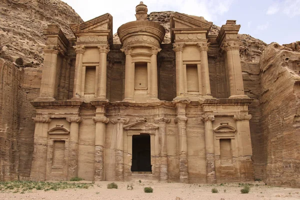 AD Deir in de oude stad van Petra, Jordanië. AD Deir heet een — Stockfoto