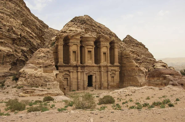 AD Deir i den antika staden Petra, Jordanien. AD Deir kallas en — Stockfoto