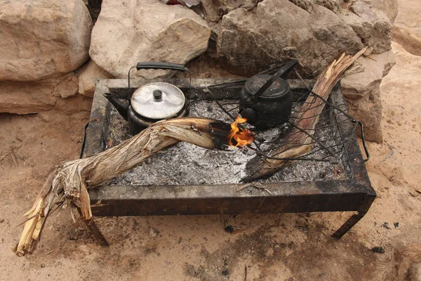 Mode de cuisson traditionnel Thé bédouin sur un feu ouvert Petra, Jo — Photo