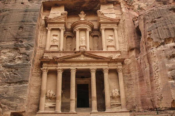 Rocas de Petra y el Al Khazneh o el Tesoro de Petra, Jord —  Fotos de Stock