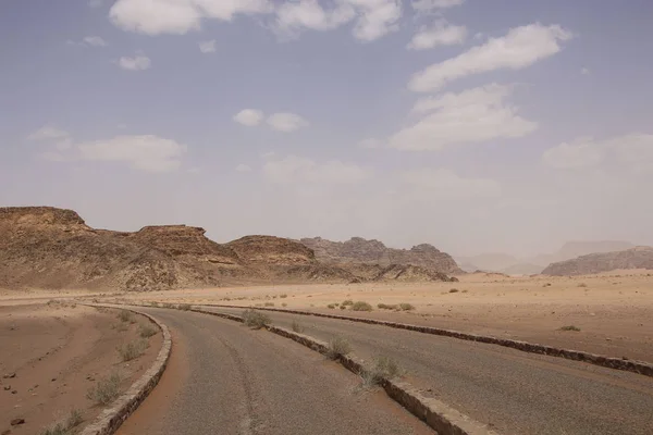 Camino y montañas rojas del cañón del desierto de Wadi Rum en Jorda — Foto de Stock