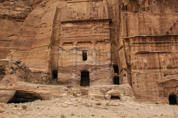 Een van de verbazingwekkende regenboog-gekleurde stenen van graven en grotten een — Stockfoto