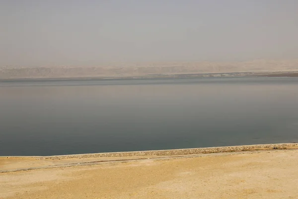 Sand, Dead Sea and mountains in the background, Dead Sea, Jordan — Stock Photo, Image