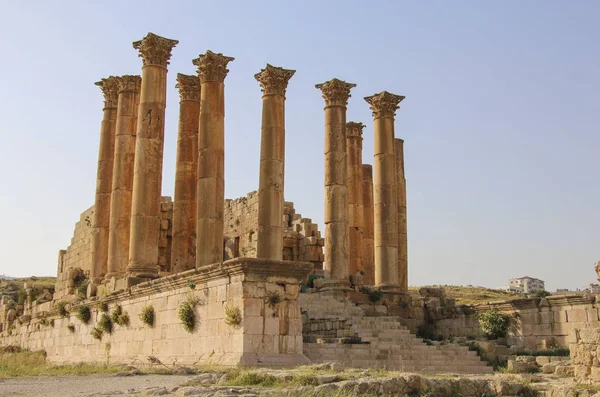 Templo de Artemisa en la antigua ciudad romana de Gerasa, moderno Je — Foto de Stock
