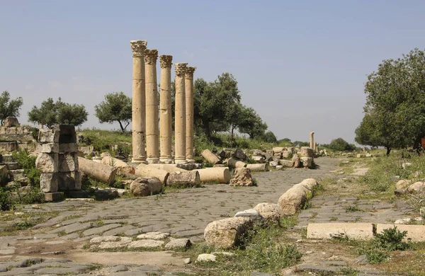 Римських руїн у службі уніфікованого обміну повідомленнями Qais в північному Йорданії поруч з місцем на — стокове фото