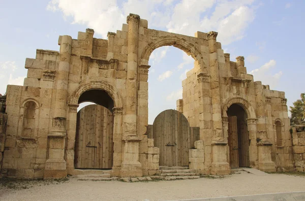 Puerta sur de la antigua ciudad romana de Gerasa, moderna Jerash, J — Foto de Stock