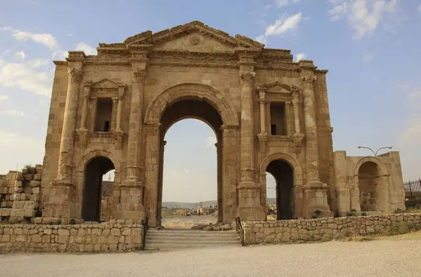 Arco de Adriano de la antigua ciudad romana de Gerasa, moderna Jera — Foto de Stock