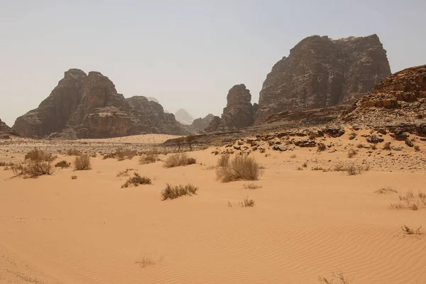 Red Sands of the canyon of Wadi Rum desert in Jordan (en inglés). Wadi Ron a — Foto de Stock