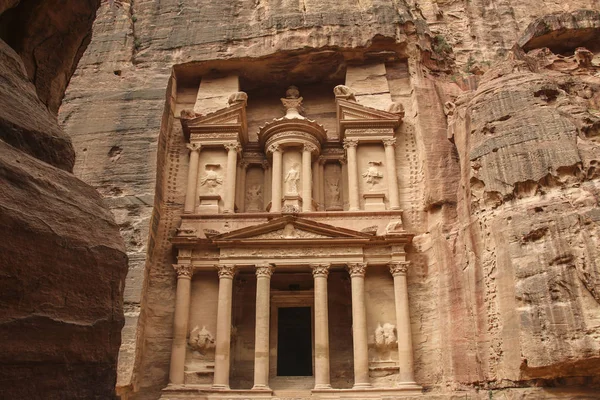 Pedras de Petra e Al Khazneh ou o Tesouro em Petra, Jord — Fotografia de Stock