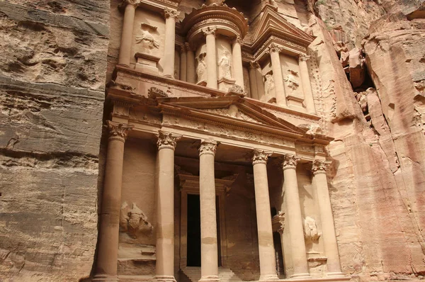 Pedras de Petra e Al Khazneh ou o Tesouro em Petra, Jord — Fotografia de Stock
