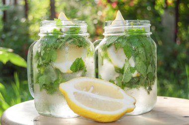 İki bardak taze yaz içeceği.
