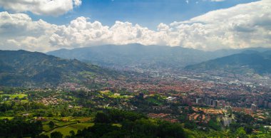 Çok kalabalık bir Envigado şehrinin hava manzarası, hemen hemen tüm binalar dağların arasına yerleştirilmiş kil ve tuğlalardan yapılmıştır.