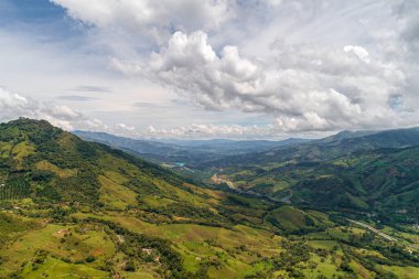 Çok güzel Kolombiya dağlarının hava manzarası görkemini ve durağan hava koşullarından dolayı yıl boyunca süren inanılmaz renk paletini gösteriyor..