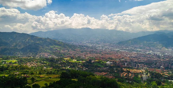 Çok Kalabalık Bir Envigado Şehrinin Hava Manzarası Hemen Hemen Tüm — Stok fotoğraf