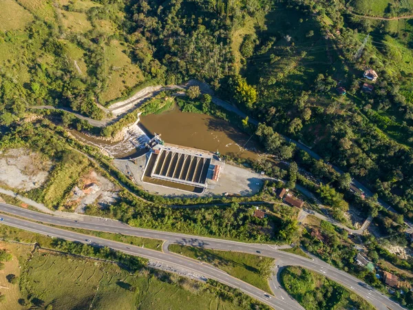 Повітряний Вид Гідроелектростанції Посеред Колумбійських Гірських Ландшафтів Показує Його Величність — стокове фото