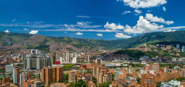 Güneşli bir günde Medellin şehrinin hava görüntüsü bazı resmi binaları gösteriyor.