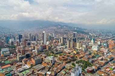 Şehir merkezindeki Medellin şehrinin hava manzarası birçok bina gösteriyor. En sembolik olanı da dahil, Coltejer Binası.