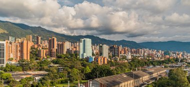 Medellin City 'deki El Poblado bölgesinin hava görüntüsü, bu turistik bölgedeki en kalabalık sektörlerden biri önemli bir şehir olan Kolombiya