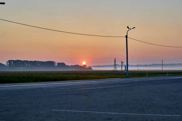 Soleil Lève Dans Les Tons Rouges Sur Champ Route Dans — Photo
