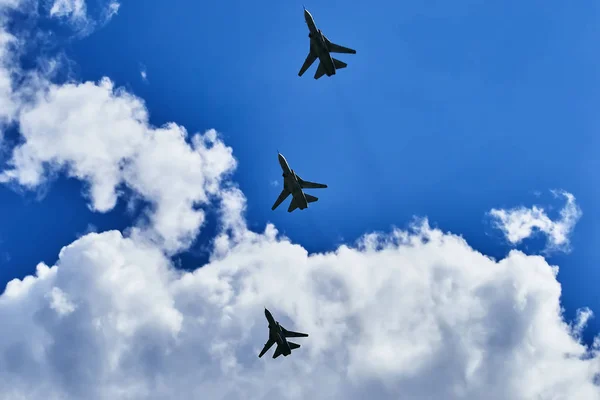 Silhuetas Aviões Combate Céu Vista Inferior Link Combate Bombardeiros Aeronaves — Fotografia de Stock