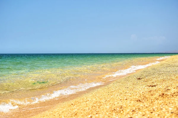 Una playa soleada vacía con — Foto de Stock