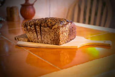 Çavdar ekmeği üzerine dilimlenmiş bir