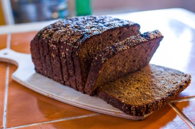 Dilimlenmiş Siyah Siyah ekmek üzerinde