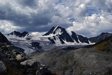 Dramatik dağ manzarası. Dağ ve