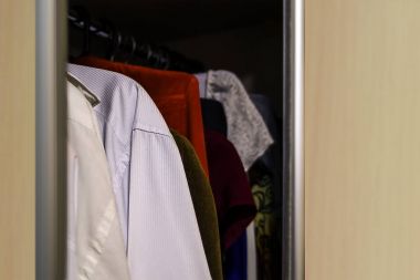 Asılı giysileri ile gardırop