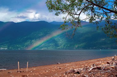 Göl üzerinde gökkuşağı