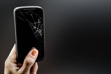 Elini bir hücre tutuyor