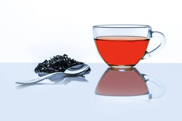 Чашка чая с ложкой — стоковое фото