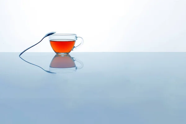 Tasse de thé en verre avec cuillère . — Photo