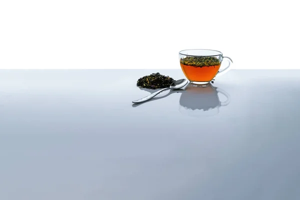 Taza de té con cuchara y — Foto de Stock