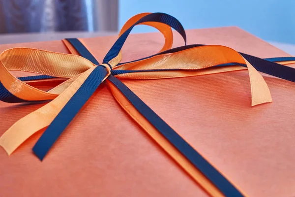 Hermosa caja de regalo naranja atada — Foto de Stock