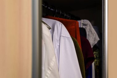 Asılı giysileri ile gardırop