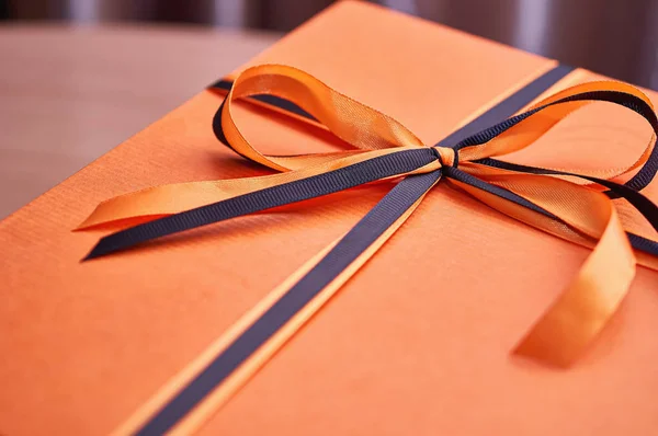 Hermosa caja de regalo naranja atada — Foto de Stock
