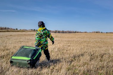 Çocuk çanta ile gider