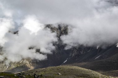 Bulutlardaki dağ zirveleri.