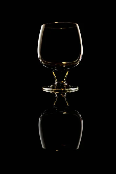 Склянка коньяку на чорному — стокове фото