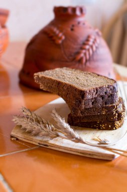 Çavdar ekmeği üzerine dilimlenmiş bir